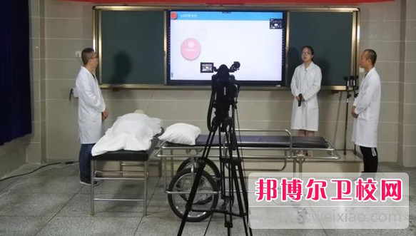 四川2025年護(hù)理學(xué)校和中專有哪些區(qū)別