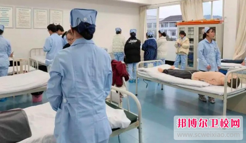 四川2025年護理學校好還是職高好